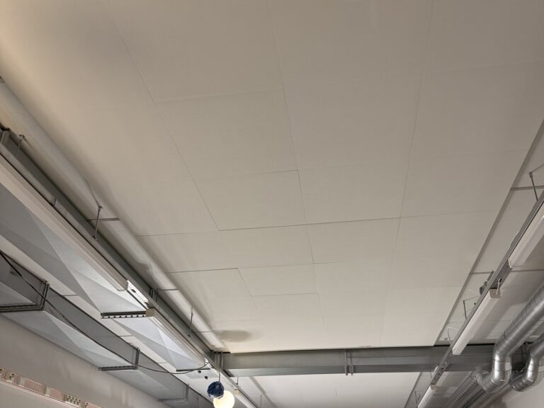 Valmis alakatto toimitilassa